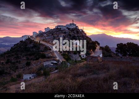 Morgendämmerung im Bergpueblo von Comares, Axarquia, Malaga, Andalusien, Costa del Sol, Spanien Stockfoto