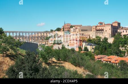 Luftaufnahme von einem Aussichtspunkt, von der Stadt Segovia, Castilla y Leon, Spanien, seinem römischen Aquädukt und der Wand, zusammen mit seiner alten Architektur, Stockfoto