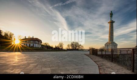 Plateau auf Belgrader Festung mit Victor-Denkmal zum Gedenken an den Sieg im Ersten Weltkrieg bei Sonnenaufgang in Belgrad, der Hauptstadt Serbiens Stockfoto