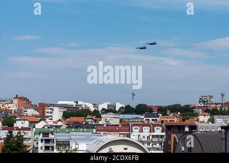 Belgrad / Serbien - 8. September 2016: Ein Paar serbischer Luftstreitkräfte MiG-29 Düsenjäger im Tiefflug über Belgrad, Flugschau während der Abschlussfeier Stockfoto