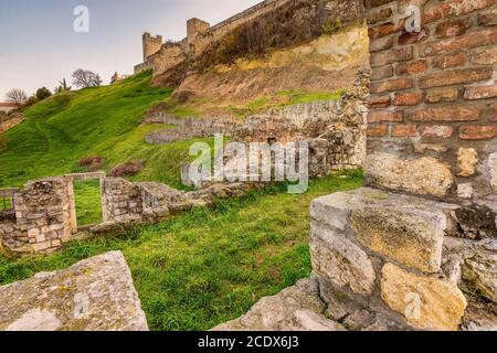 Überreste der historischen Festung Belgrad im Kalemegdan Park in Belgrad, der Hauptstadt Serbiens Stockfoto