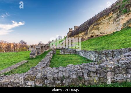 Überreste der historischen Festung Belgrad im Kalemegdan Park in Belgrad, der Hauptstadt Serbiens Stockfoto