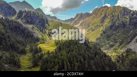 Sommer Blick auf Sole Tal im Herzen des Nationalparks Stilfserjoch in Trentino-Südtirol, Norditalien, Europa. Italienische alpen Stockfoto