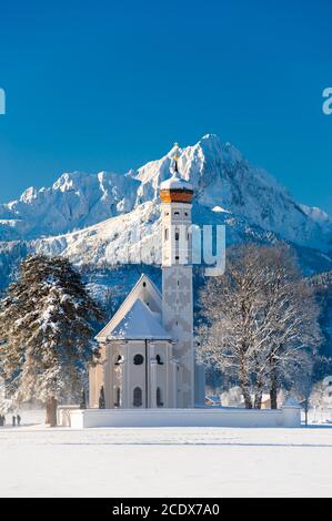 Schöne Panoramalandschaft in Bayern im Winter mit Kirche St. coloman Stockfoto