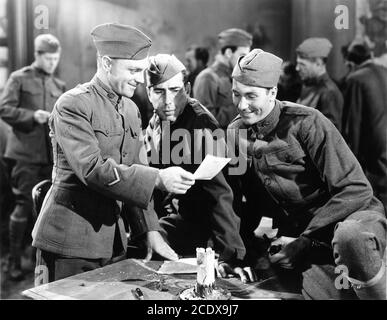 JAMES CAGNEY HUMPHREY BOGART und JEFFREY LYNN in DEN WILDEN ZWANZIGERN 1939 Regisseur RAOUL WALSH Originalgeschichte / Produzent Mark Hellinger Executive Producer Hal B. Wallis Warner Bros. Stockfoto