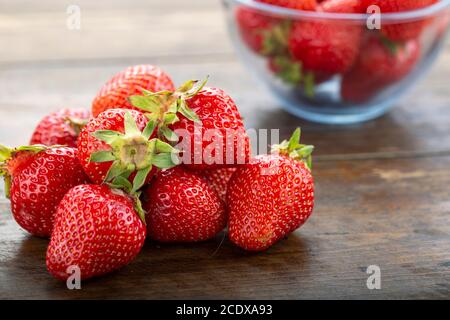 Reife rote Erdbeeren auf Holztisch Stockfoto