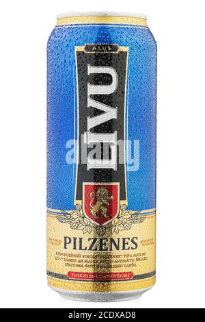 Ukraine, Kiew - Juni 23. 2020: Aluminium Dose Bier Livu Pilzenes, auf weißem Hintergrund. Isolierte Verpackung für Katalog. Wassertropfen. Datei enthält Clip Stockfoto