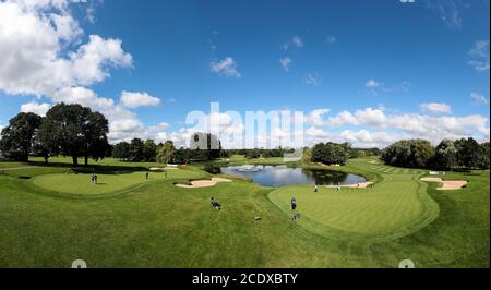 Panoramablick auf das neunte und achtzehnte Loch, während Südafrikas Garrick Higgo auf das neunte (rechts) puttet und zusammen mit dem Landsmann Dean Burmester und dem australischen Jake McLeod auf das 18. Green (links) spielt, der während des vierten Tages der ISPS HANDA UK Championship mit Schottlands Liam Johnston spielt Der Belfry, Sutton Coldfield. Stockfoto