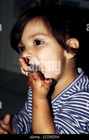 Fotografie von Mädchen essen Kuchen in hoher Qualität Stockfoto