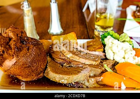 Sonntagsbraten mit Yorkshire Pudding und Gemüse Stockfoto