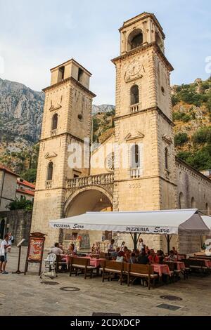 Die Kirche des Heiligen Michael in der Altstadt von Kotor, ein UNESCO-Weltkulturerbe, Montenegro Stockfoto