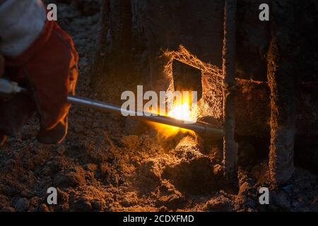Schweißgerät mit Schmelzen von Metall Tropfen und Funken Funken. Stockfoto