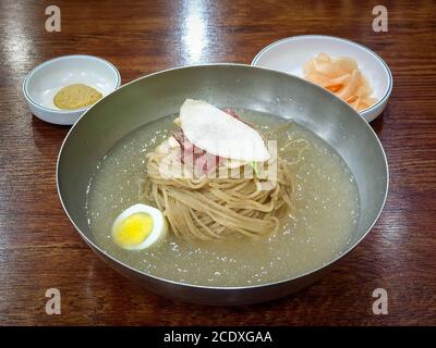 Pjöngjang Naengmyeon, koreanische Nudelgericht aus Buchweizen und kalte Brühe aus Rindfleisch. Gekühlte Buchweizen-Nudelsuppe, Nordkorea. Stockfoto