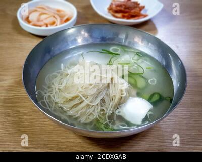 Pjöngjang Naengmyeon, koreanische Nudelgericht aus Buchweizen und kalte Brühe aus Rindfleisch. Traditionelle nordkoreanische Küche. Stockfoto