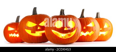Fünf Halloween Kürbisse isoliert auf weißem Hintergrund Stockfoto