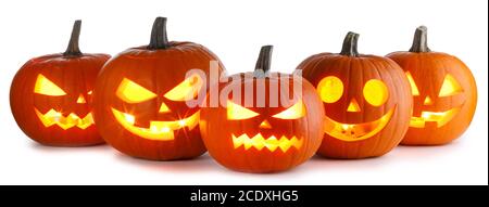 Fünf Halloween Kürbisse isoliert auf weißem Hintergrund Stockfoto