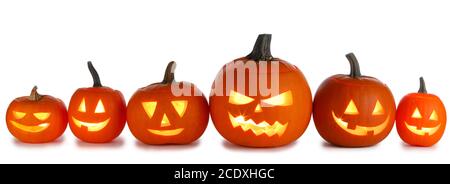 Fünf Halloween Kürbisse isoliert auf weißem Hintergrund Stockfoto