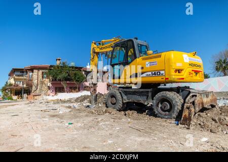 ANTALYA / TÜRKEI - 19. Januar 2020: Hidromek hmk 140w Bagger steht auf einem abgerissenen Gebäude in antalya Stockfoto