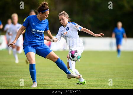 Lina-Marie Müller (KSC) im Duell mit Rabea Ronellenfitsch (Viernheim). GES/Fußball/Finale Bad FV Cup Women/TSV Amicitia Viernheim - Karlsruher SC, 29.08.2020 Fußball/Fußball: Damen Bad FV Cup Finale: Viernheim vs Karlsruhe, Ketsch, 29. August 2020 Stockfoto