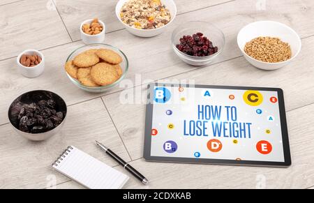 Gesunde Tablet PC-Compositur mit, WIE MAN GEWICHT verlieren Inschrift, Gewichtsverlust Konzept Stockfoto
