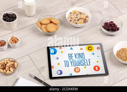 Gesunde Tablet PC-Compositur mit SEI KIND ZU SICH selbst Inschrift, Gewichtsverlust Konzept Stockfoto
