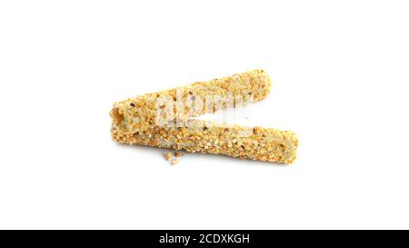 Waffelrollen mit Nuss auf weißem Hintergrund. Stockfoto