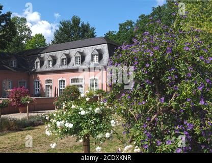 Romantisches rosa Schloss Schloss Wickrath in Mönchengladbach in Deutschland Stockfoto