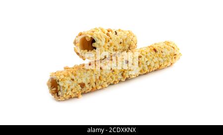Waffelrollen mit Nuss auf weißem Hintergrund. Stockfoto