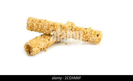 Waffelrollen mit Nuss auf weißem Hintergrund. Stockfoto