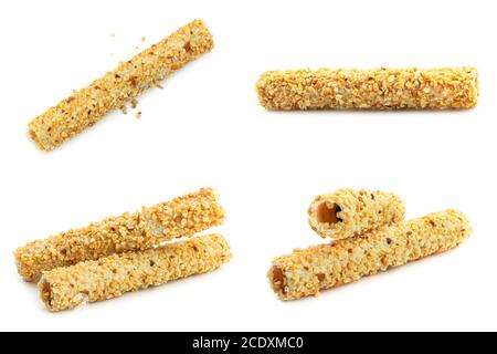 Waffelrollen mit Nuss auf weißem Hintergrund. Stockfoto