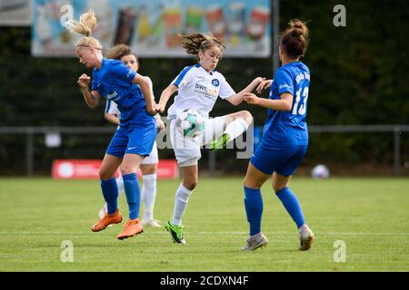 Lina-Marie Müller (KSC) im Duell mit Svenja Lueger (Viernheim) und re: Rabea Ronellenfitsch (Viernheim). GES/Fußball/Finale Bad FV Cup Women/TSV Amicitia Viernheim - Karlsruher SC, 29.08.2020 Fußball/Fußball: Damen Bad FV Cup Finale: Viernheim vs Karlsruhe, Ketsch, 29. August 2020 Stockfoto