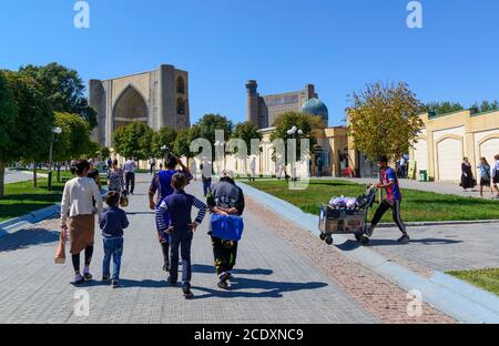 Familie zu Fuß auf der Taschkent Road in der Nähe der Bibi-Khanym Moschee. Samarkand, Usbekistan Stockfoto