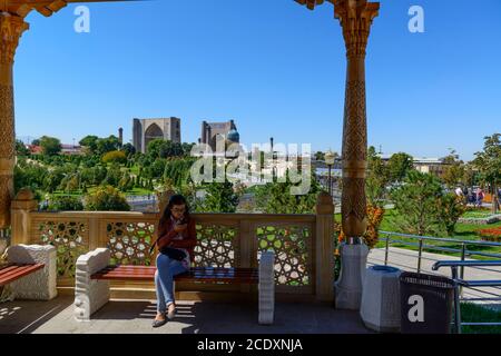 Blick auf die Bibi-Khanym Moschee von der Hazrat Khizr Moschee. Samarkand, Usbekistan Stockfoto