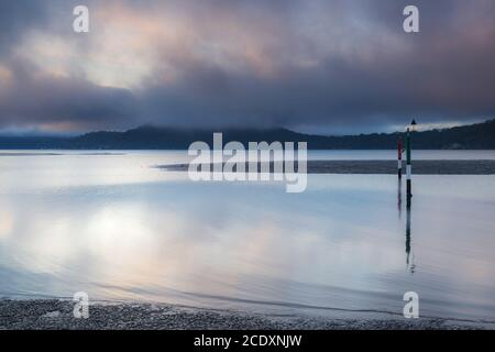 Ein nebliger Start in den Tag mit Wolken über dem Fluss und Inseln in Mooney Mooney am Hawkesbury River, Central Coast, NSW, Australien Stockfoto