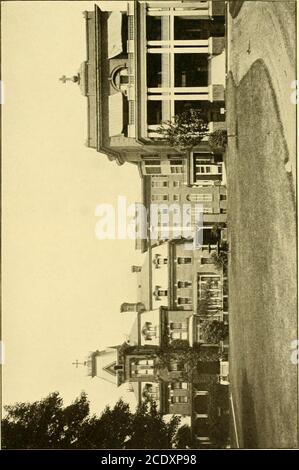 . Springfield gegenwärtig und prospektiv; die Stadt der Häuser. rs des Ordens des Heiligen Kreuzes. Das Kloster der Schwestern ist mit der Schule verbunden. Pfarrer Louis G. Gagnier, der erste und einzige Pfarrer von St. Josephschurch, feiert im Dezember 1905 den goldenen Jahrestag seiner Priesterschaft. Er ist der älteste Priester der Diözese Springfield. Es gibt drei katholische Kirchen in Indian Orchard - St. Mat-Thews, St. Aloysius, und die Kapelle der Unbefleckten Empfängnis.mit der ehemaligen verbunden ist ein neues acht-Zimmer-Schule Gebäude mg, im Jahr 1902 errichtet, verantwortlich für vier Schwestern des Ordens von St. Joseph,und Stockfoto