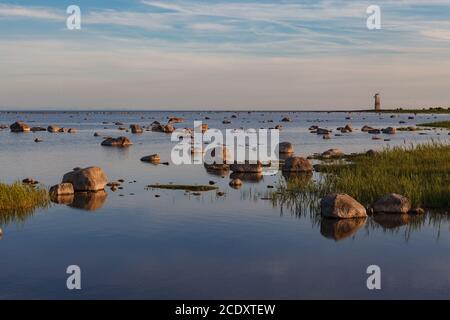 Zerklüftete Felsküste auf der Insel Saaremaa in Estland mit Ostsee-Abwaschung an Land. Stockfoto