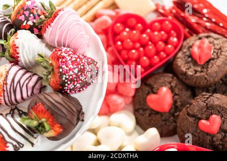 Valentinstag Käseplatine mit verschiedenen Keksen und Süßigkeiten. Stockfoto