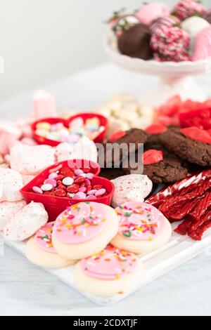 Valentinstag Käseplatine mit verschiedenen Keksen und Süßigkeiten. Stockfoto
