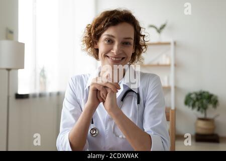 Kopf erschossen Porträt lächelnd Frau Arzt Beratung Patient online Stockfoto