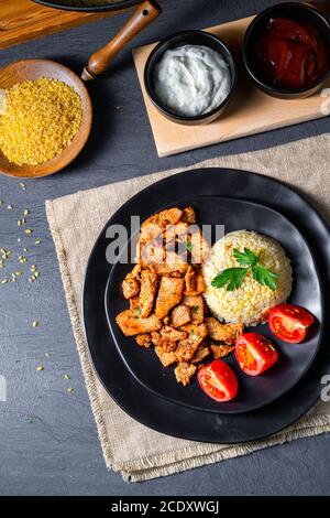 Bulgur with Gebratenem fleisch and joghurtsoße Stockfoto