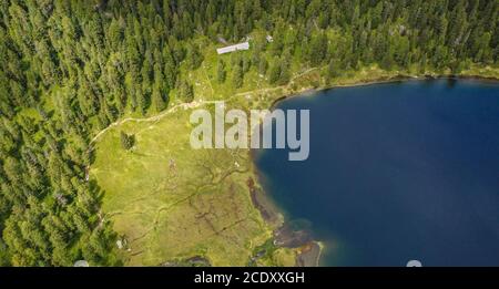 Der See Malghette liegt im Tal der Sonne auf 1900 m ü.M. im Herzen des Naturparks Adamello Brenta, Trentino-Südtirol, Norditalien. Italienische alpen Stockfoto