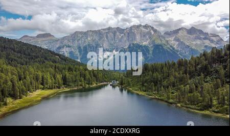 Der See Malghette liegt im Tal der Sonne auf 1900 m ü.M. im Herzen des Naturparks Adamello Brenta, Trentino-Südtirol, Norditalien. Italienische alpen Stockfoto