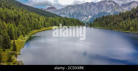 Der See Malghette liegt im Tal der Sonne auf 1900 m ü.M. im Herzen des Naturparks Adamello Brenta, Trentino-Südtirol, Norditalien. Italienische alpen Stockfoto