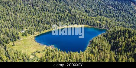 Der See Malghette liegt im Tal der Sonne auf 1900 m ü.M. im Herzen des Naturparks Adamello Brenta, Trentino-Südtirol, Norditalien. Italienische alpen Stockfoto