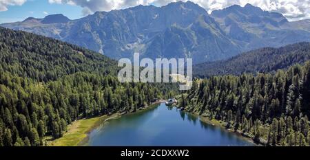 Der See Malghette liegt im Tal der Sonne auf 1900 m ü.M. im Herzen des Naturparks Adamello Brenta, Trentino-Südtirol, Norditalien. Italienische alpen Stockfoto