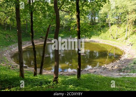 Der Kratersee, der von Meteorit in Kaali auf der Insel Saaremaa, Estland, gemacht wurde Stockfoto