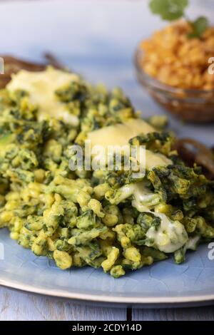 Spinat spätzle auf dem Teller Stockfoto