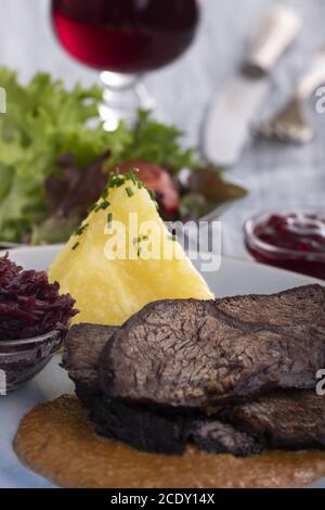 Deutscher Sauerbraten auf einem Teller mit Knödeln Stockfoto