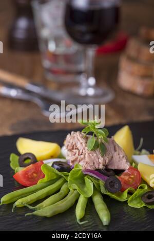 Salat Nicoise auf Holzhintergrund Stockfoto
