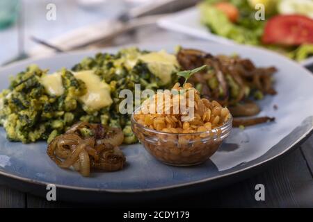 Spinat spätzle auf dem Teller Stockfoto